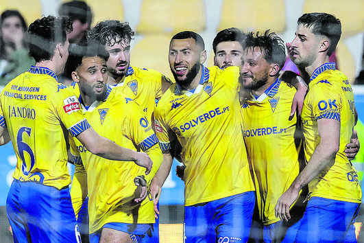 Begraoui (ao centro) bisou e leva 17 golos na Liga