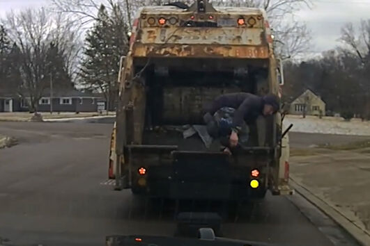 O momento em que suspeito que fugia à polícia é apanhado escondido num caixote do lixo nos EUA 