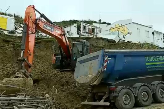 Trabalhos de limpeza em curso em Porto Brandão após deslizamento de terras