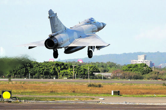 Caça taiwanês descola para voo de proteção: a ilha usa trunfo da produção de chips para compensar a vulnerabilidade geográfica 