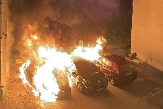 Incêndio consome três carros durante a madrugada na zona da Ajuda