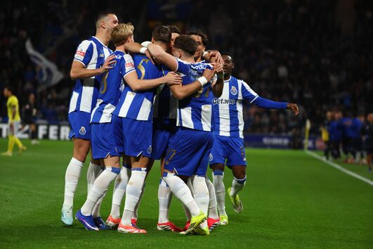Jogadores do FC Porto festejam um golo frente ao Arouca