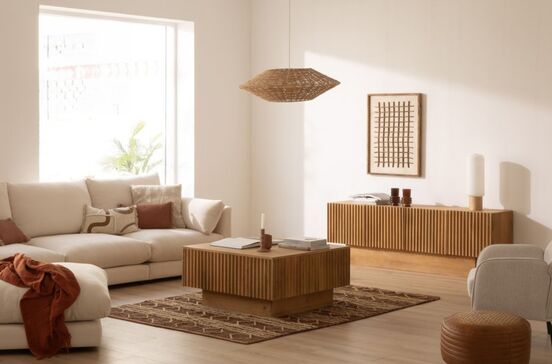 Sala de estar luminosa com móveis de madeira e sofá confortável