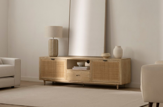 Mobiliário bege, incluindo cómoda de madeira, candeeiro e espelho