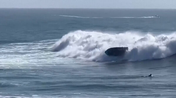 O momento em que barco é ‘engolido’ por onda na Califórnia