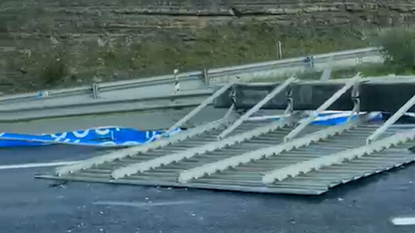 Placar de sinalização cai em cima de carro na A8 na zona de Loures