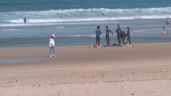 Três surfistas em dificuldades salvos em praia na Costa de Caparica