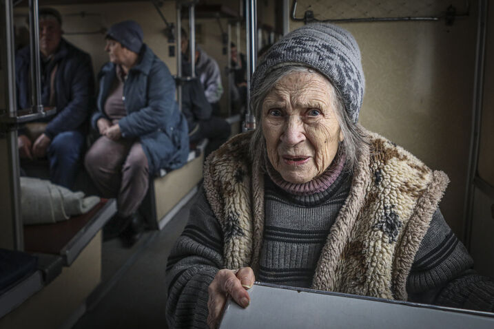 Passageira num transporte público usa roupa quente