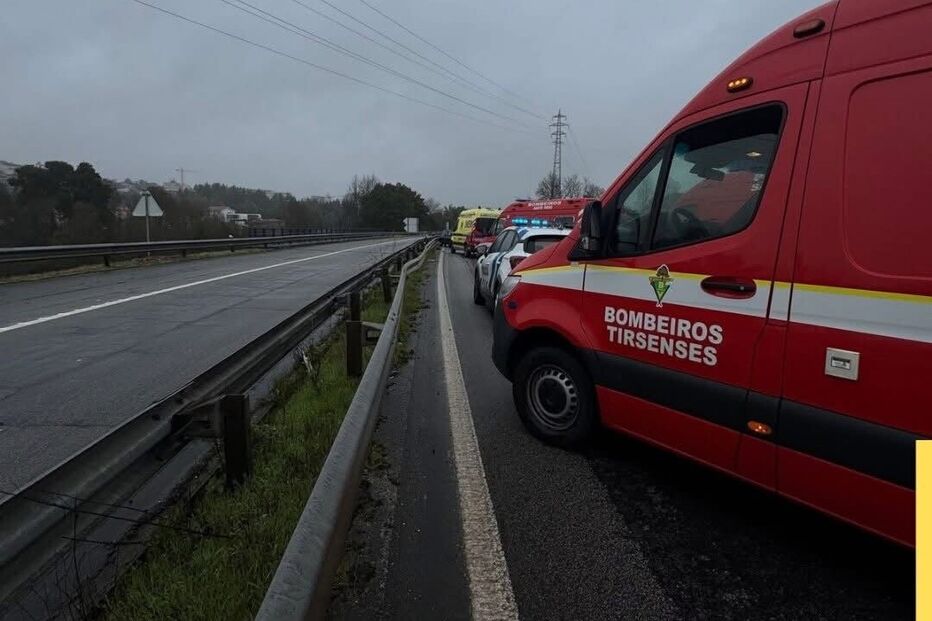 Quatro feridos após colisão entre dois carros em Santo Tirso