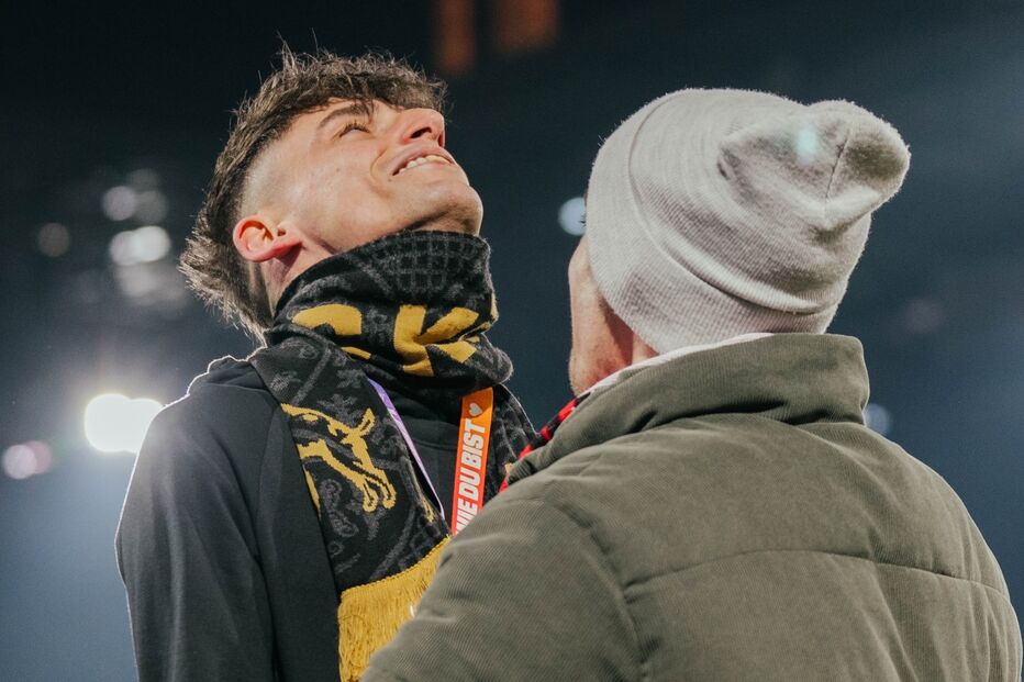 Árbitro pede namorado em casamento antes do jogo Colónia-Wolfsburgo.
