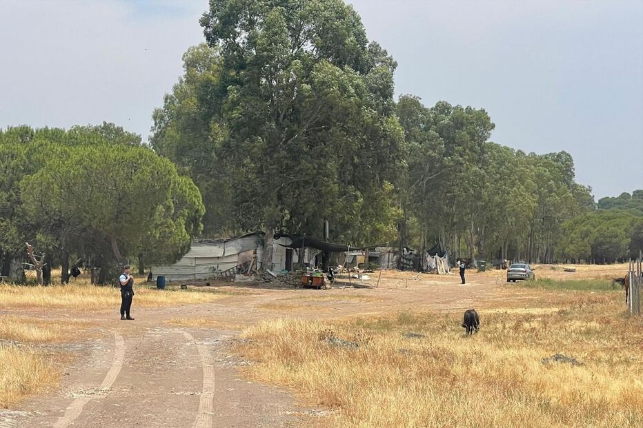 Visita da polícia a assentamento precário em zona rural
