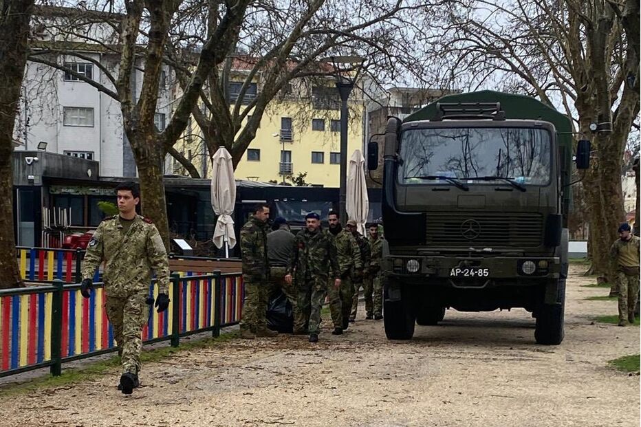 Militares do Exército e da Marinha apoiam as populações em Portugal.
