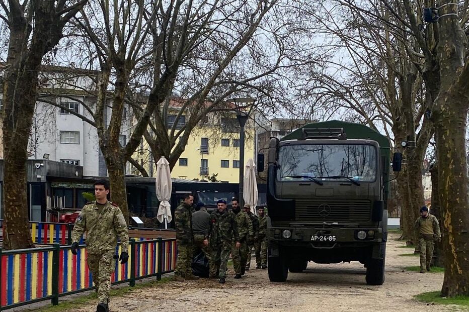 Militares do Exército e da Marinha apoiam as populações em Portugal.
