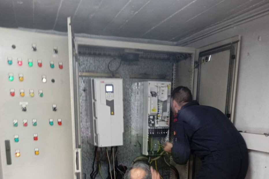 Técnicos fazem manutenção em quadro elétrico da SMAS Leiria