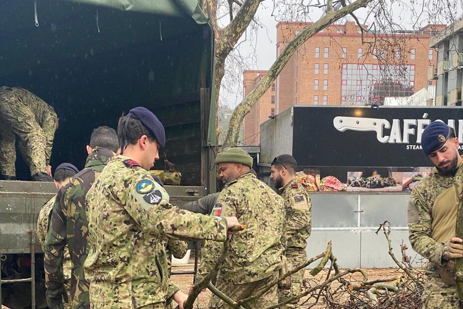 Militares do Exército e da Marinha apoiam populações em ações de combate a calamidades