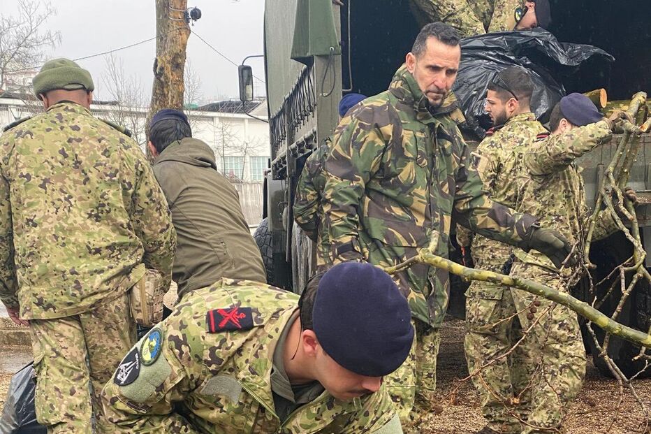 Comandos, paraquedistas e fuzileiros apoiam populações após calamidade