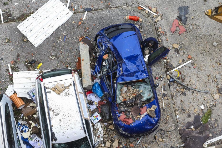 Tempestade causa estragos: carros destruídos e destroços após a passagem da depressão Kristin