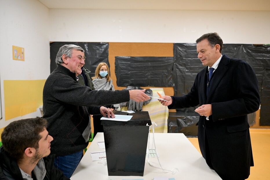 Eleitores exercem o direito de voto em local de votação