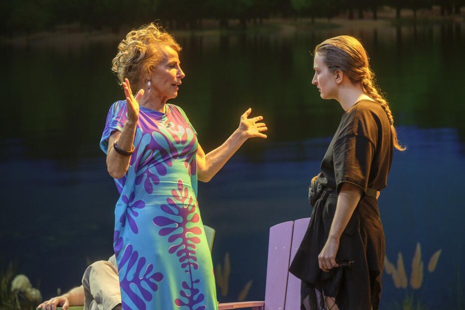 Atrizes em palco durante apresentação teatral