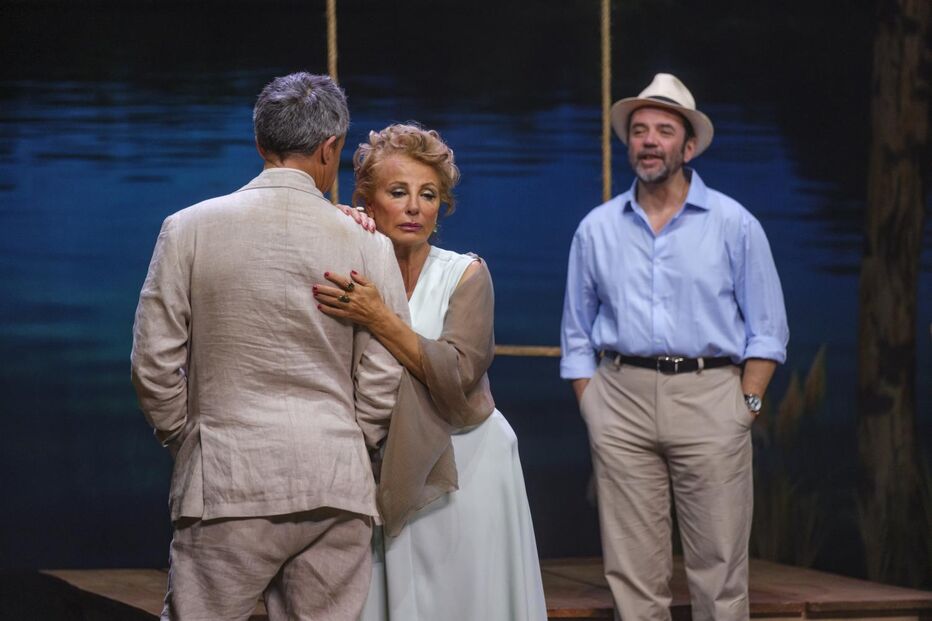 Espetáculo teatral com encenação emotiva e interpretações fortes