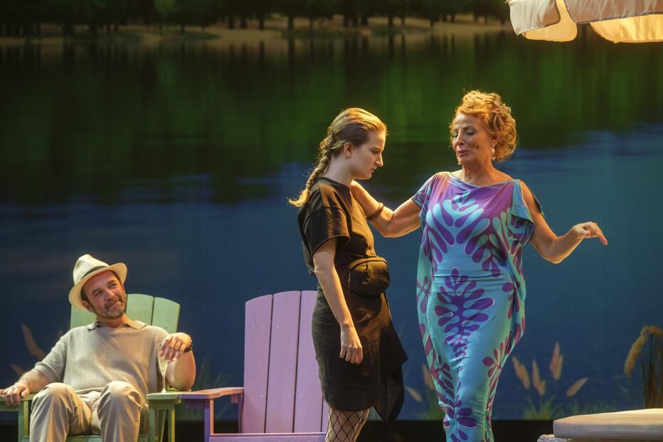 Espetáculo teatral com três atores num cenário ao ar livre