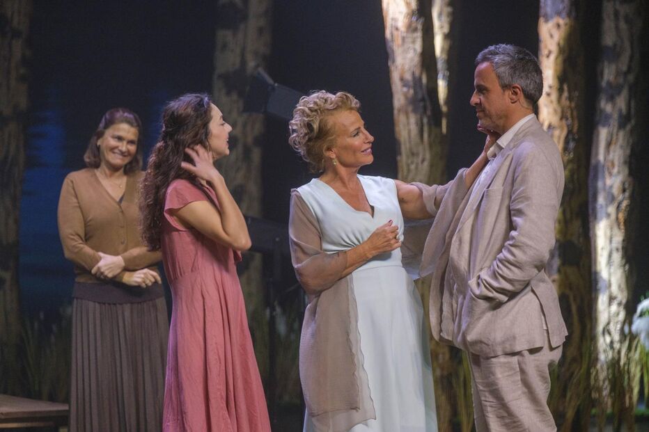 Espetáculo teatral com quatro atores em palco e cenário naturalista