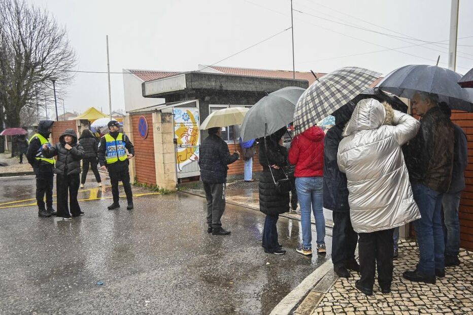 População da Marinha Grande aguarda por telhas e lonas após mau tempo