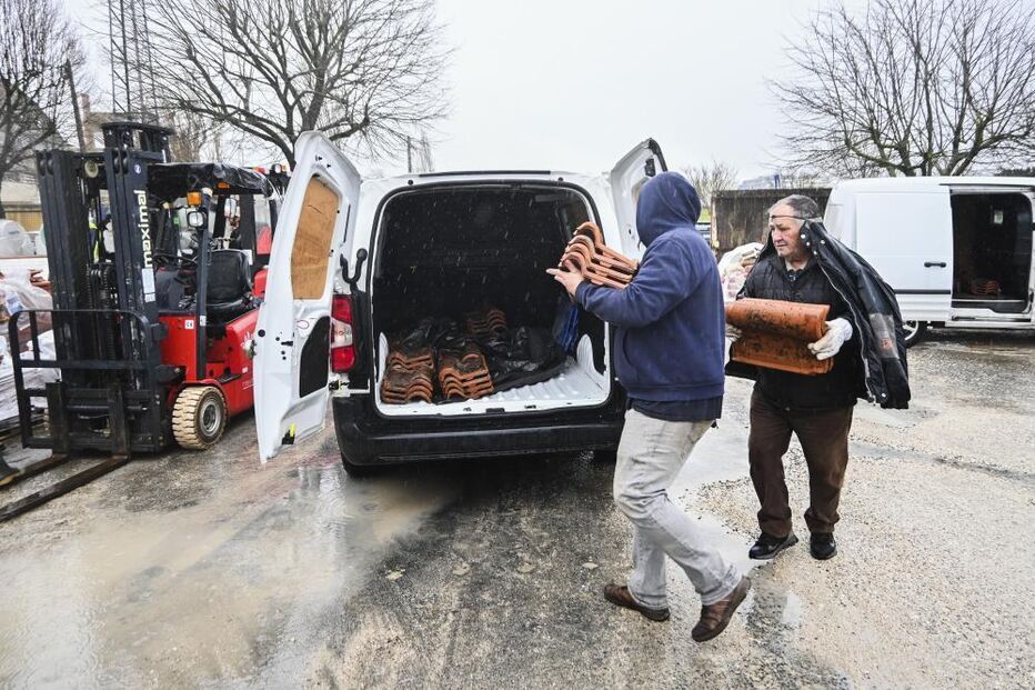 Marinha Grande: População enfrenta filas para obter telhas e lonas.
