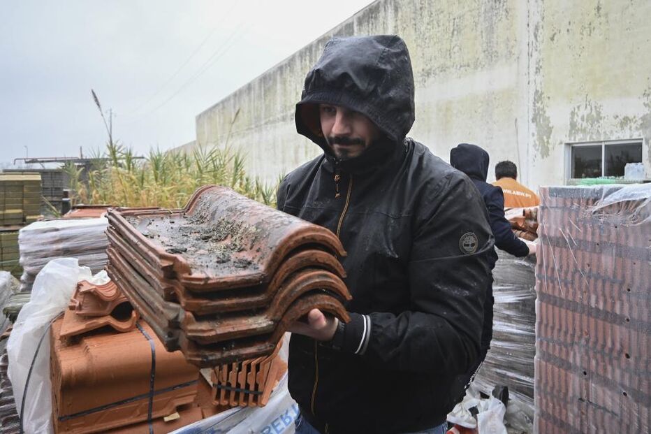 População da Marinha Grande aguarda por telhas e lonas