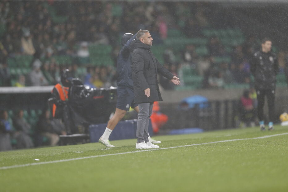 Jogo Sporting-Nacional: treinador atento no relvado.
