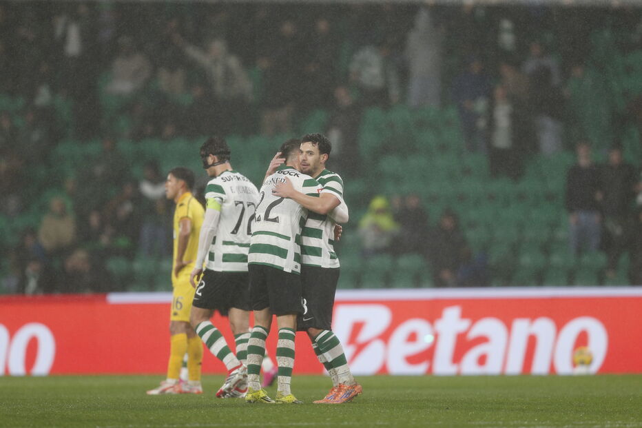 Jogadores do Sporting celebram golo em Alvalade contra o Nacional