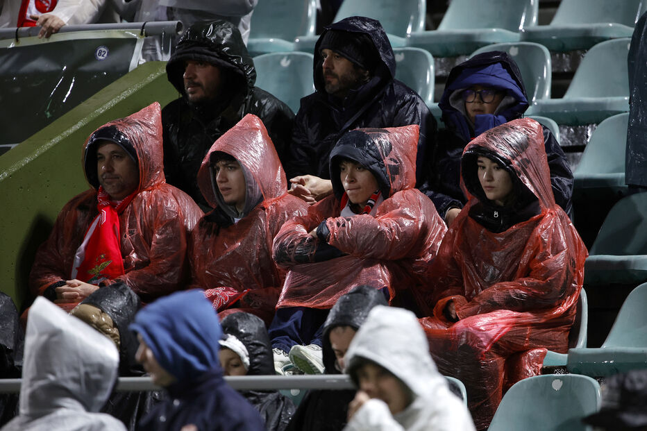 Benfiquistas enfrentam chuva no estádio João Cardoso, em Tondela