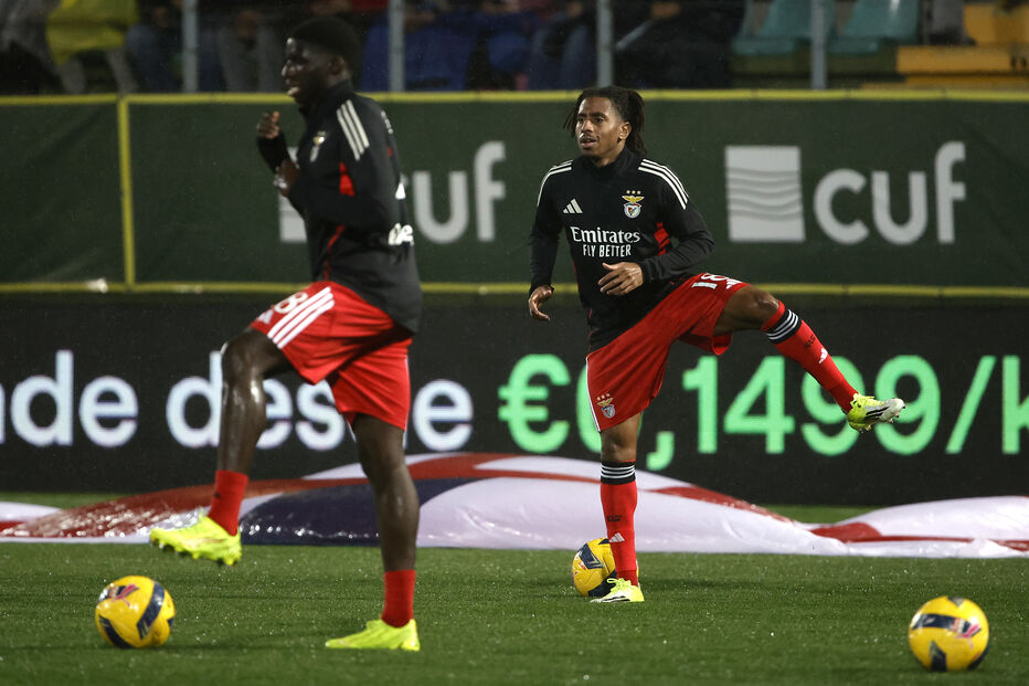 Jogadores do Benfica aquecem antes do jogo contra o Tondela