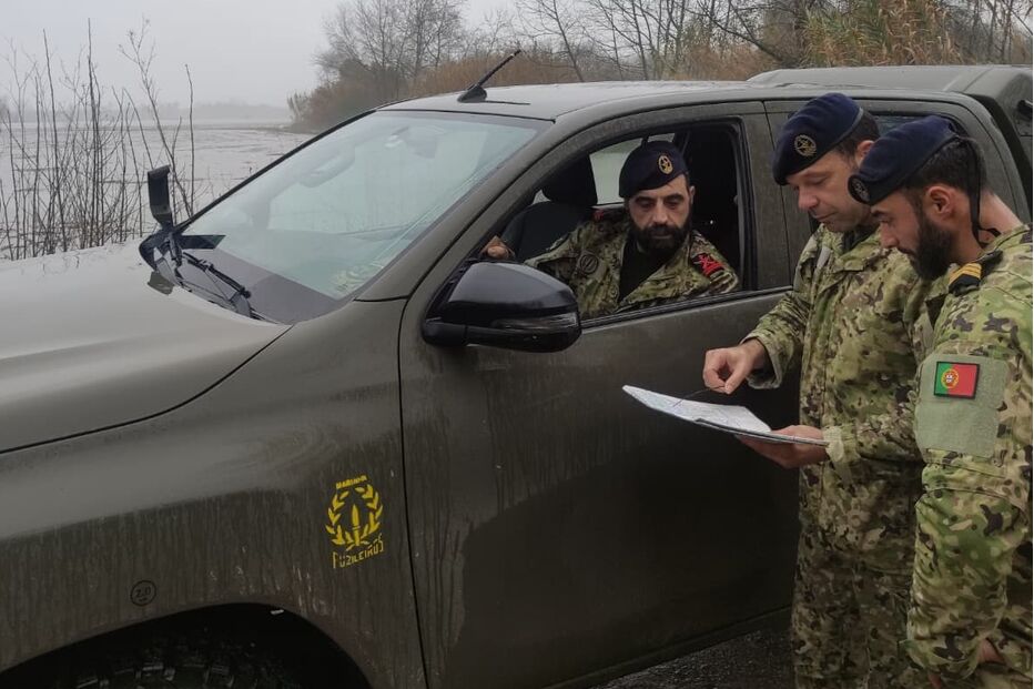 Militares da Marinha Portuguesa em missão de apoio à população.

