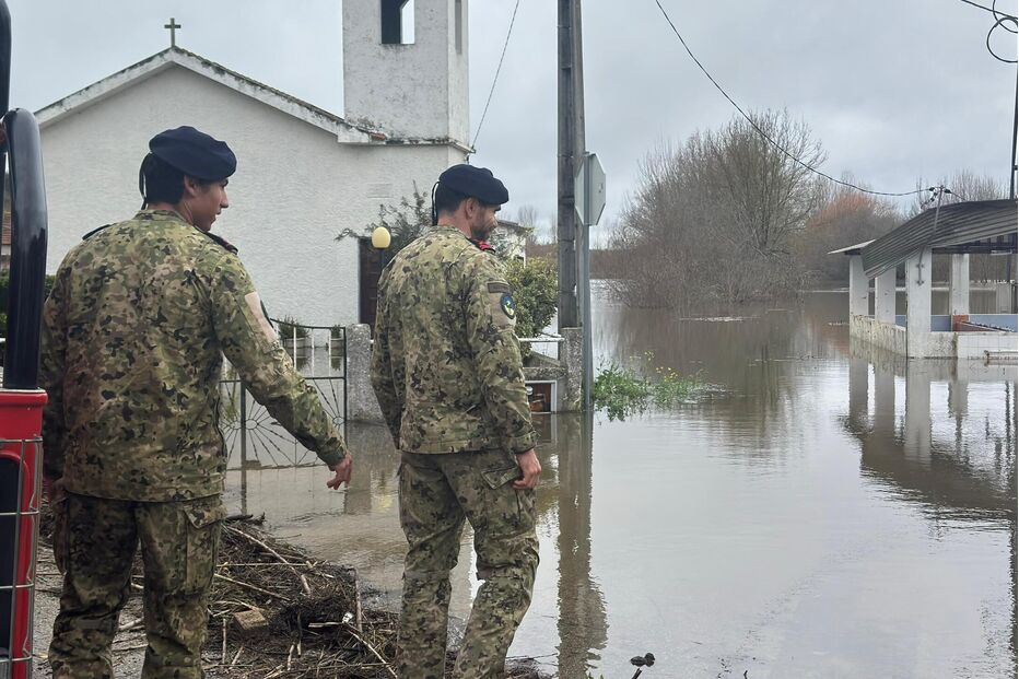 Militares apoiam população afetada pela tempestade em local alagado