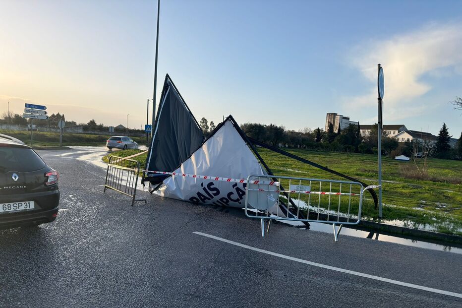 Cartazes de campanha política caem após chuva e vento fortes em Évora