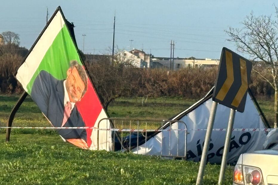 Cartazes de campanha política caem após chuva e vento fortes em Évora