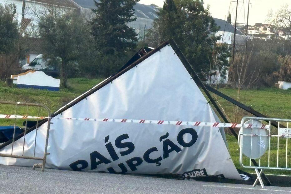 Cartazes de campanha política caem após chuva e vento fortes em Évora