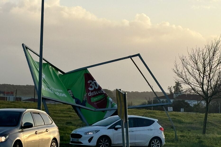 Cartazes de campanha política caem após chuva e vento fortes em Évora
