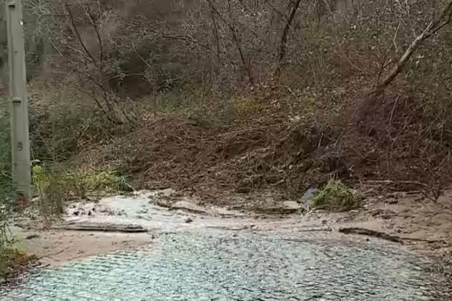 Estrada cortada devido a derrocada em Guimarães