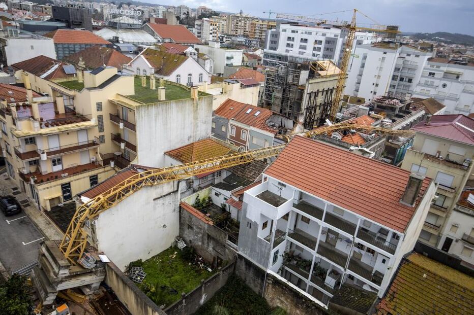Grua cai na Figueira da Foz