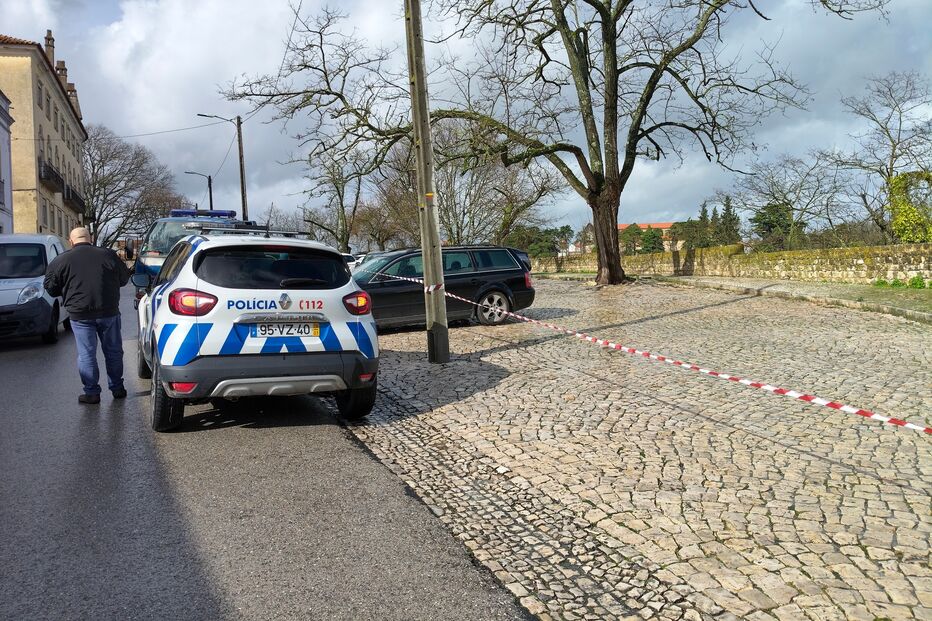 Parque de estacionamento em risco de derrocada