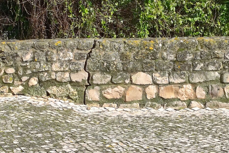 Parque de estacionamento em risco de derrocada