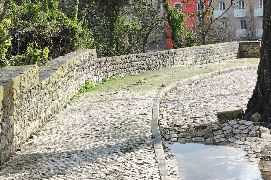 Parque de estacionamento em risco de derrocada