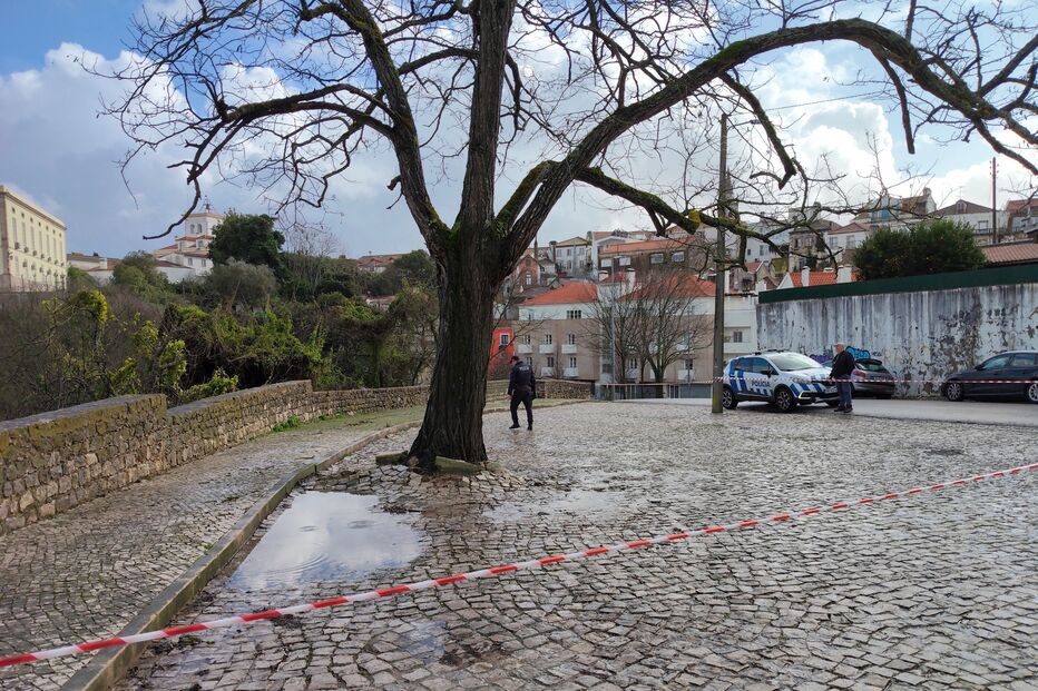 Parque de estacionamento em risco de derrocada