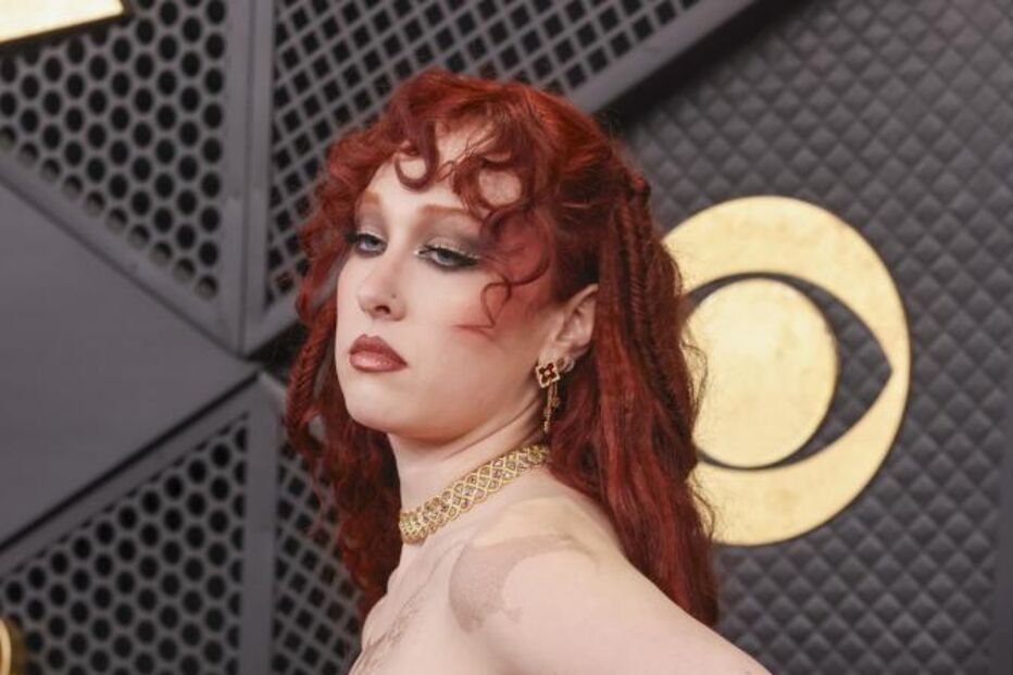 Tyla Yaweh na passadeira vermelha dos Grammys com vestido transparente