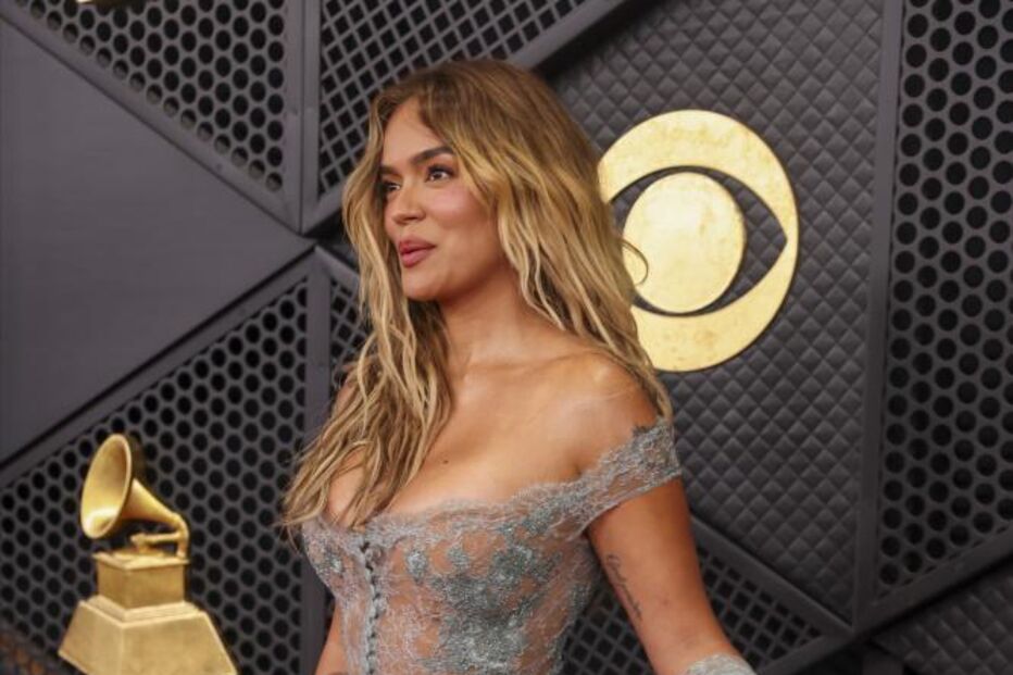 Karol G surge nos Grammy com vestido rendado e celebra música latina