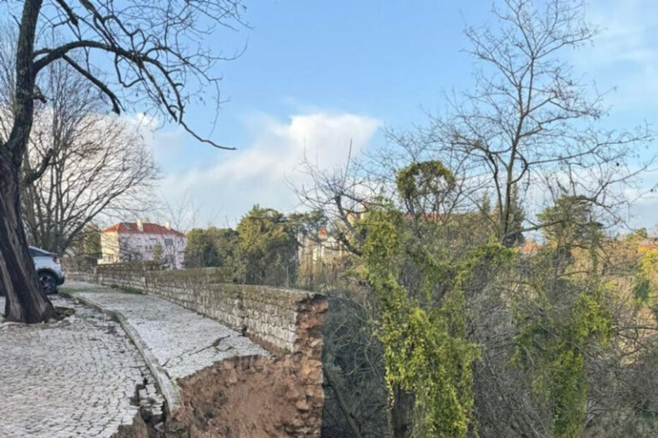 Deslizamento de terras danifica estacionamento do Miradouro de Atamarma, em Santarém