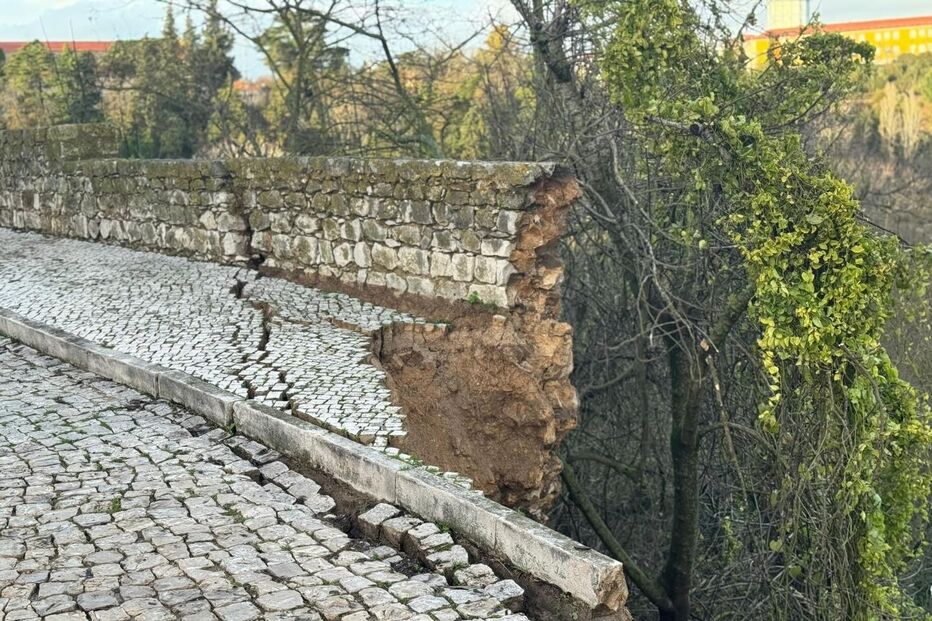 Deslizamento de terras atinge estacionamento no Miradouro de Atamarma, em Santarém