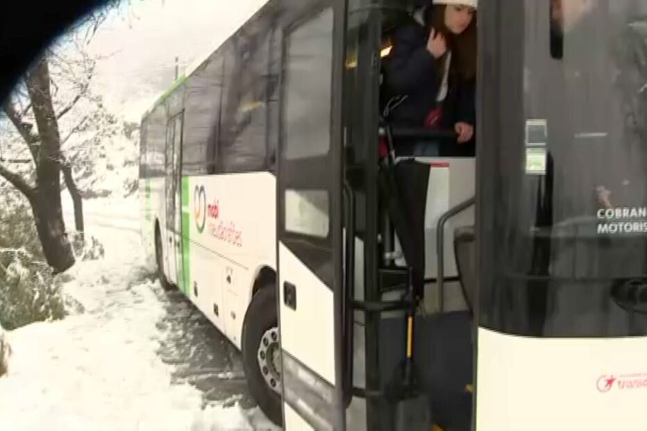 Autocarro com crianças e idosos preso em estrada de Castro Daire devido à neve